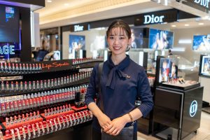 美容部員 ビューティアドバイザー の仕事内容は 1日の流れや資格について解説 Tsbsブログ 東京総合美容専門学校 東京 池袋 美容部員 ビューティアドバイザー の仕事内容は 1日の流れや資格について解説 Tsbsブログ 東京総合美容専門学校 東京 池袋